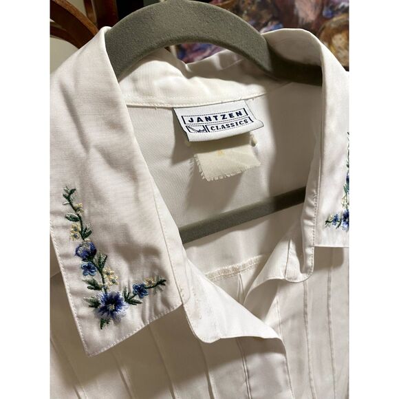 Vintage White Button-up with a Floral Embroidered Collar - Picture 2 of 4